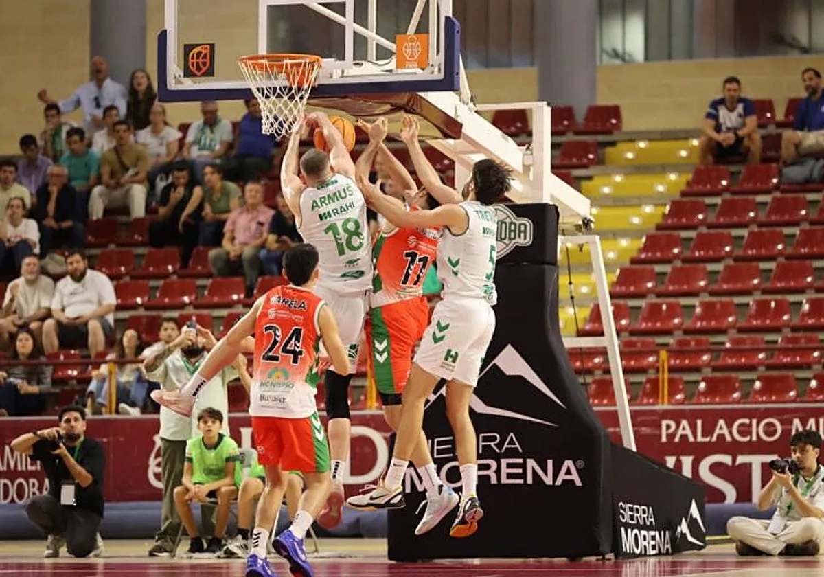 El Cajasol Coto Córdoba firma sobre la bocina una remontada para el recuerdo ante Caja 87 (83-81)