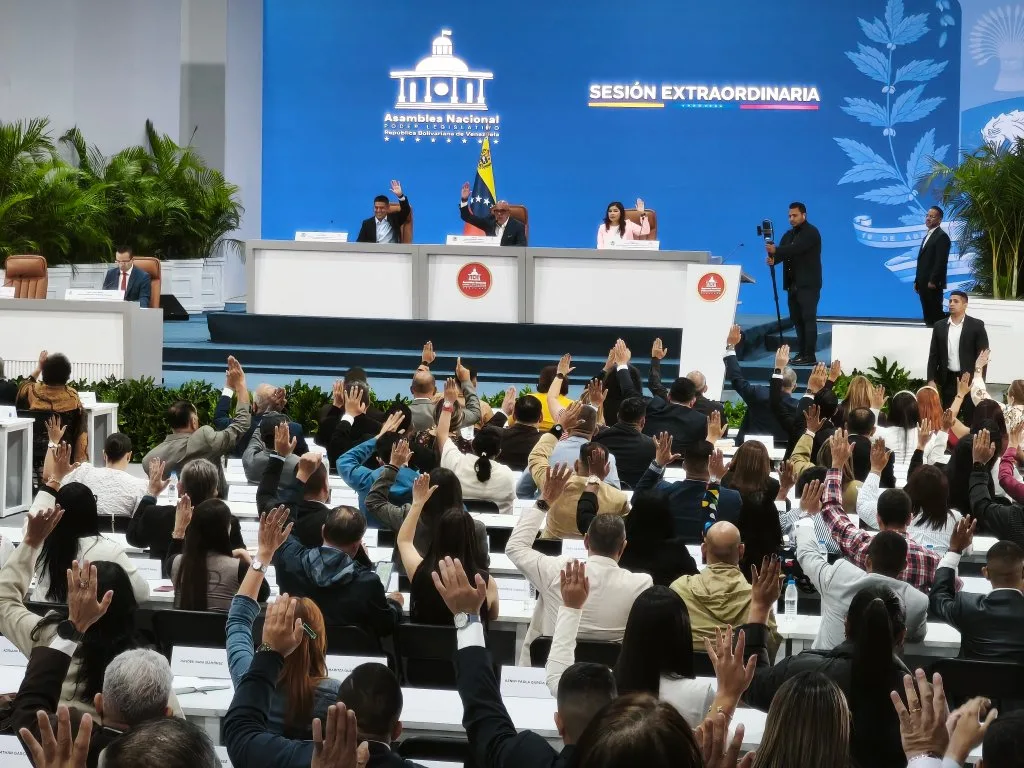Parlamento chavista da primer paso a la reforma judicial pactada en el diálogo con la AN 2015