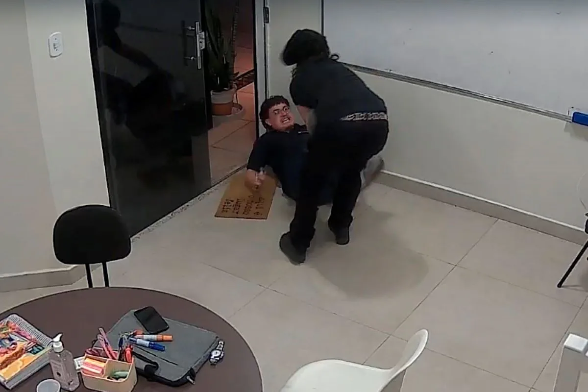 Professor é esfaqueado 9 vezes por aluno de 14 anos durante aula