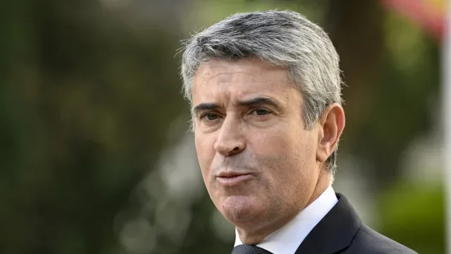 Carneiro escusa-se a comentar eventual moção de censura do Chega