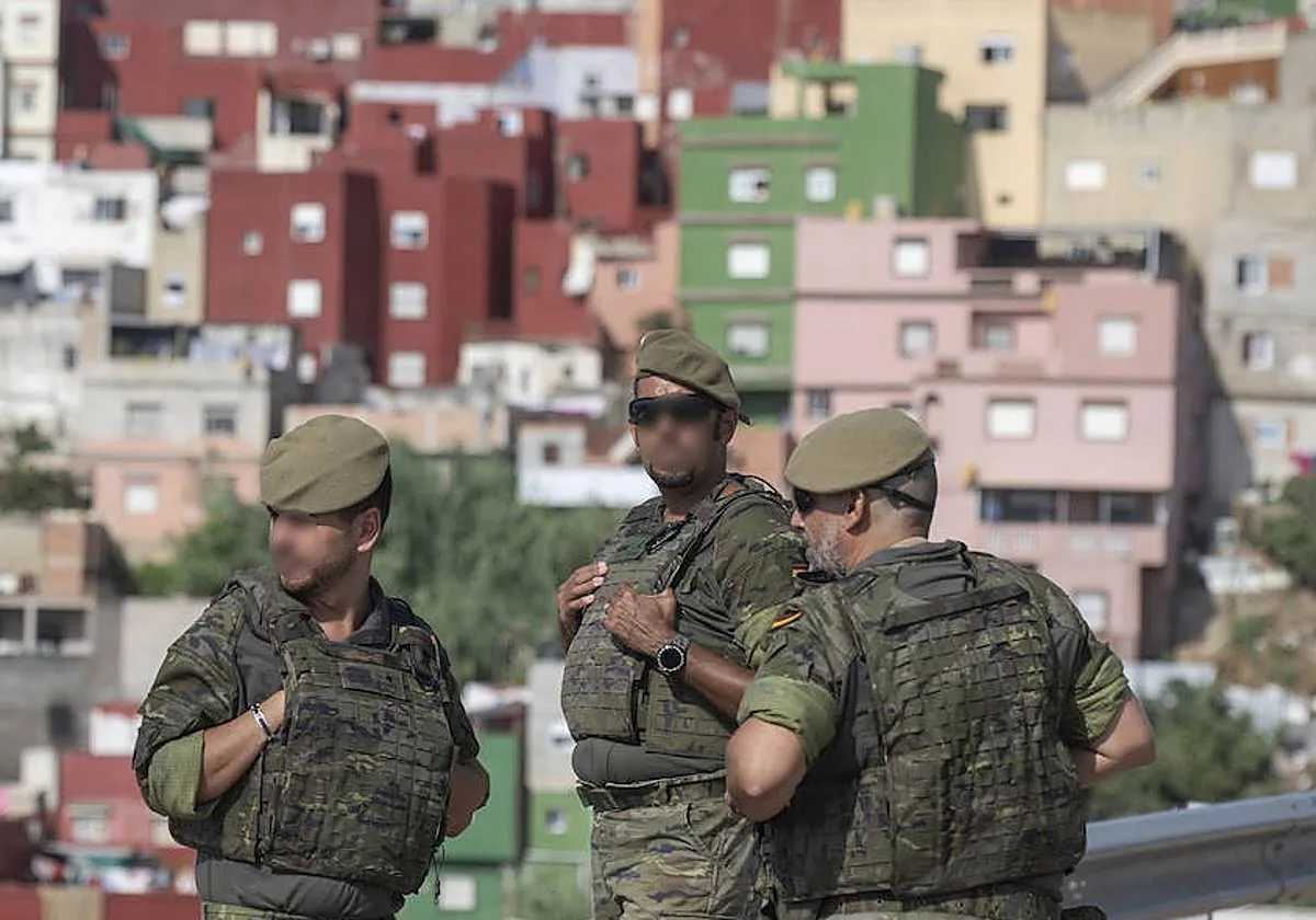 Al menos un militar herido y doce inmigrantes detenidos en la Playa del Trampolín tras una emboscada en Ceuta