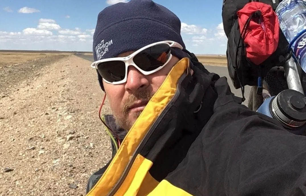 Qui est Karl Bushby, cet aventurier bloqué en France et sur le point d’achever un tour du monde à pied de 28 ans ?
