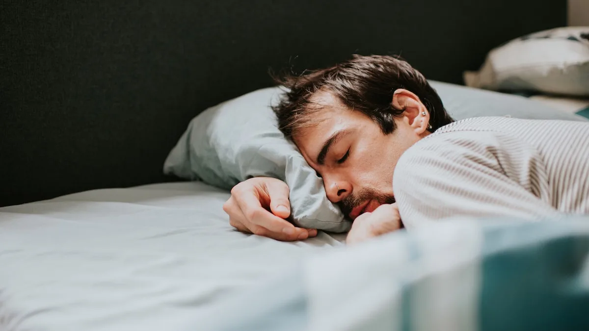 Ausschlafen am Wochenende: Chronobiologe erklärt, wieso der Wecker aus bleiben sollte
