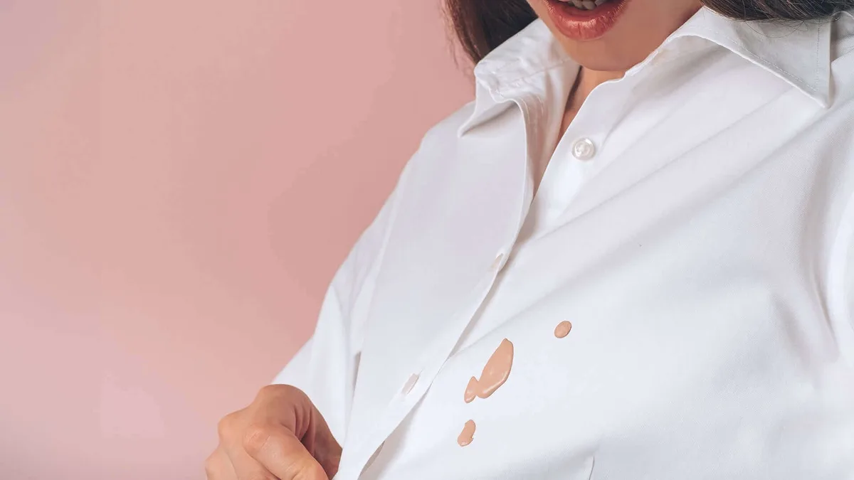 Como tirar mancha de maquiagem da roupa de forma fácil e rápida