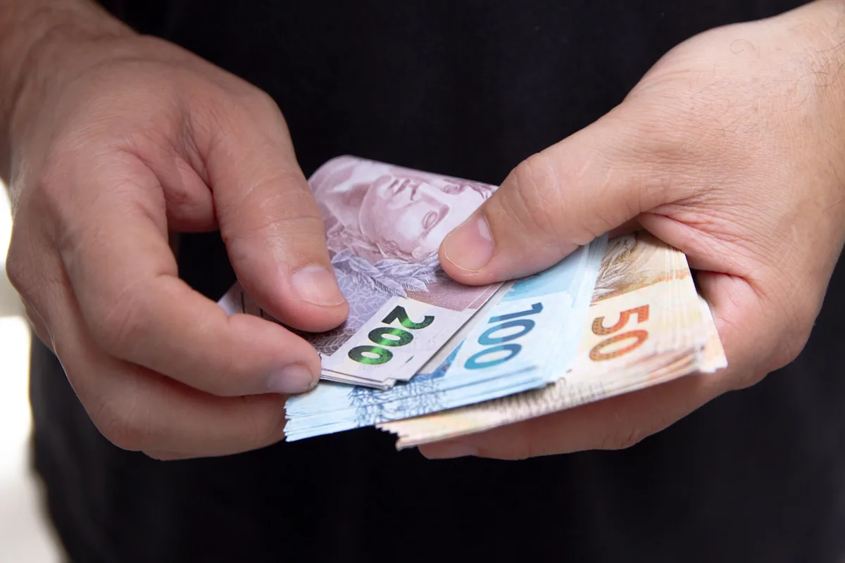 Orçamento 2027: salário mínimo, previsão de contas no azul, reajuste limitado a servidores e 'imposto do pecado'; veja destaques do projeto