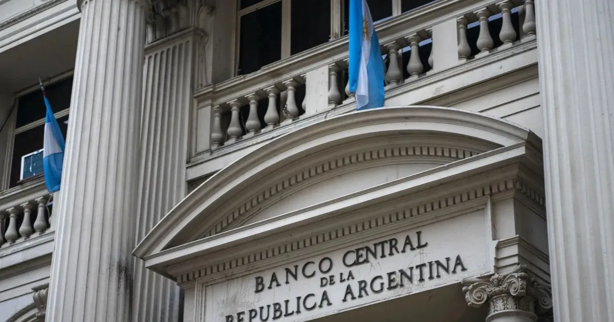 El Gobierno le dio más poder al BCRA para contener al dólar: qué esperan los analistas
