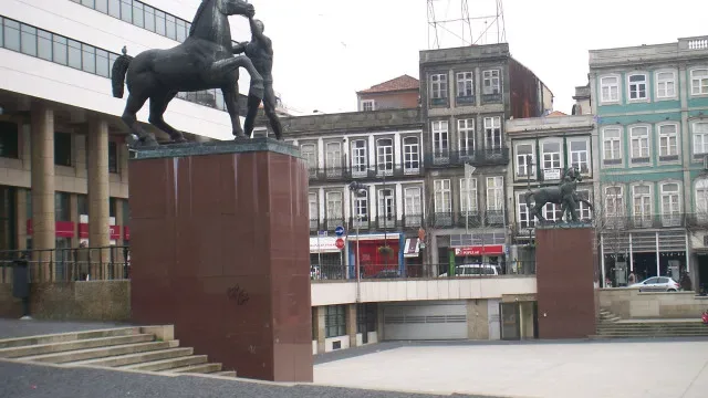 Após confrontos, mulher sozinha com apito protestou na praça D. João I