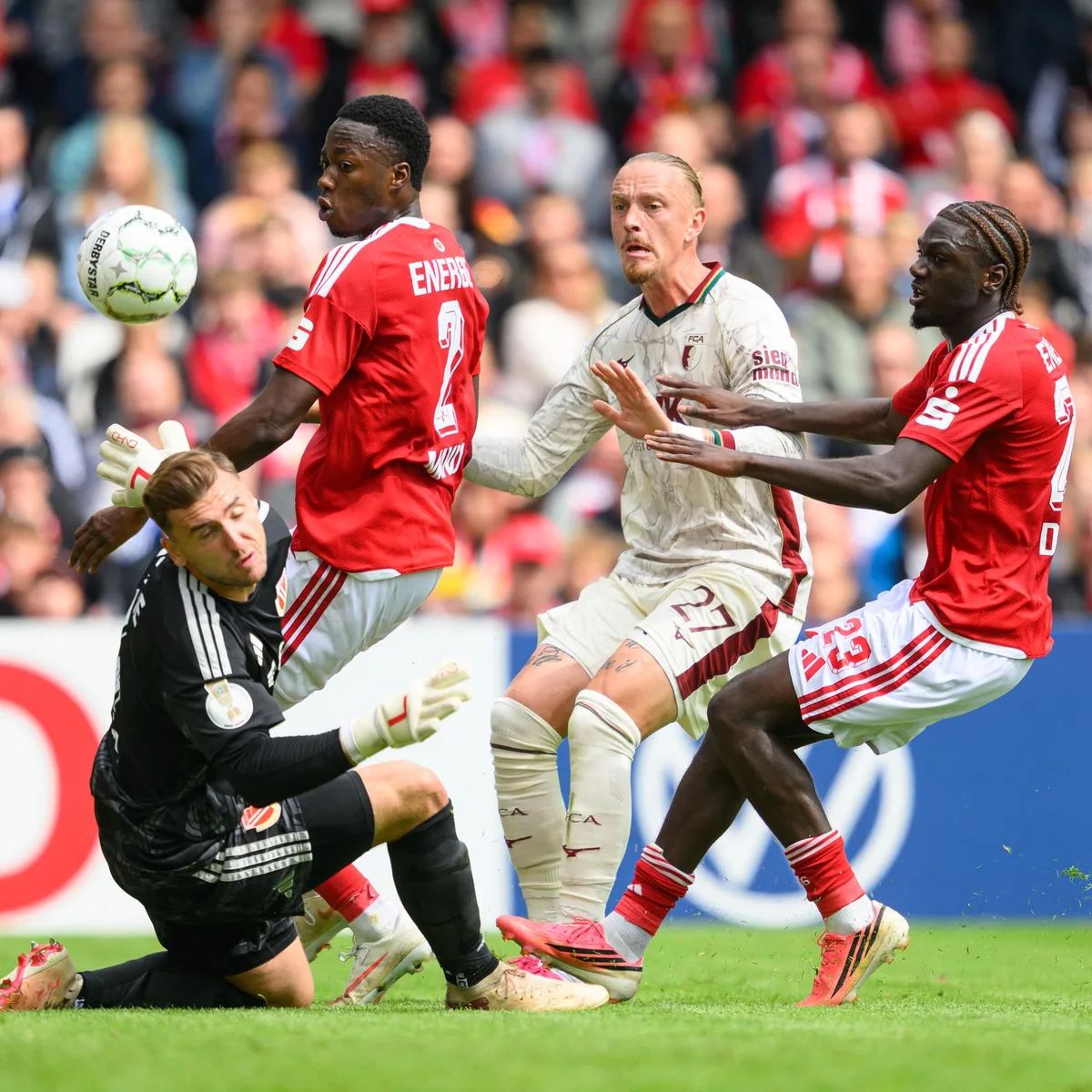 DFB-Pokal - Energie Cottbus scheidet mit 0:2 gegen FC Augsburg aus