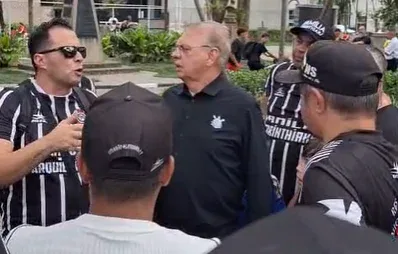 Sócios do Corinthians protestam no Parque São Jorge e cobram Stabile