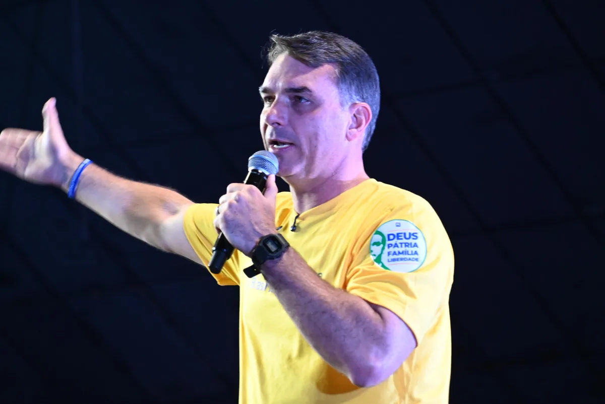 Flávio diz que irá a debates com Lula e que não deve explicações sobre Master