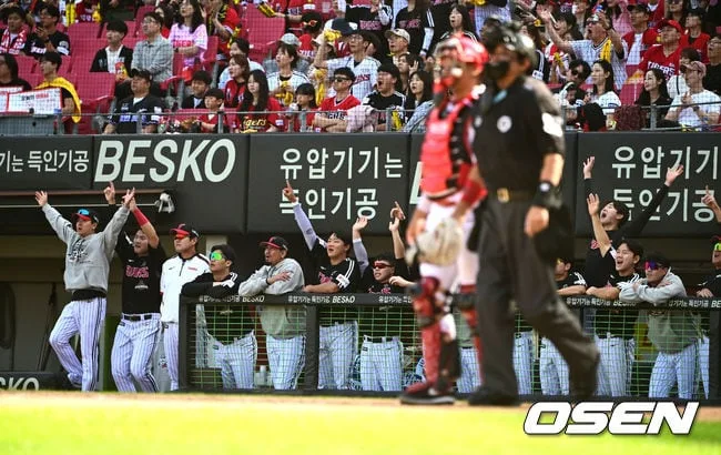 [사진]송찬의 선제 솔로포에 LG 더그아웃 열광