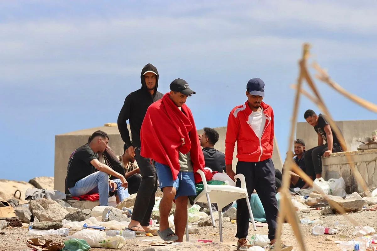 Migrantes voltam a ocupar praia de El Trampolín em Ceuta após operação de limpeza