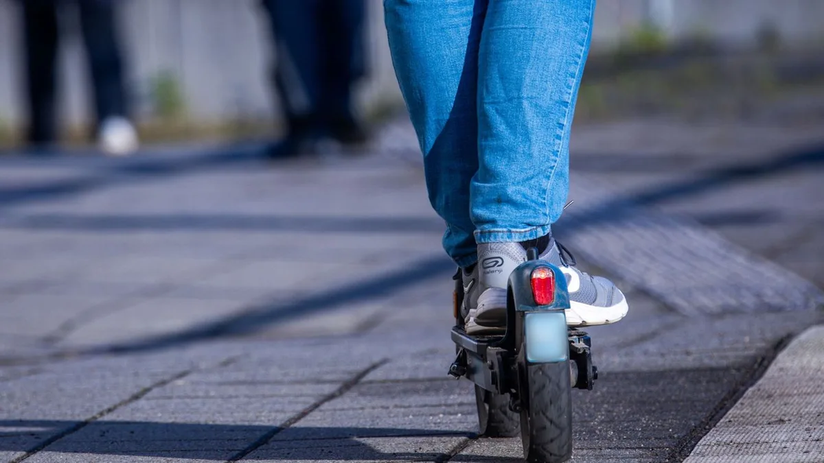 Verkehrsunfall: E-Scooter-Unfall mit Jugendlichen auf dem Alexanderplatz