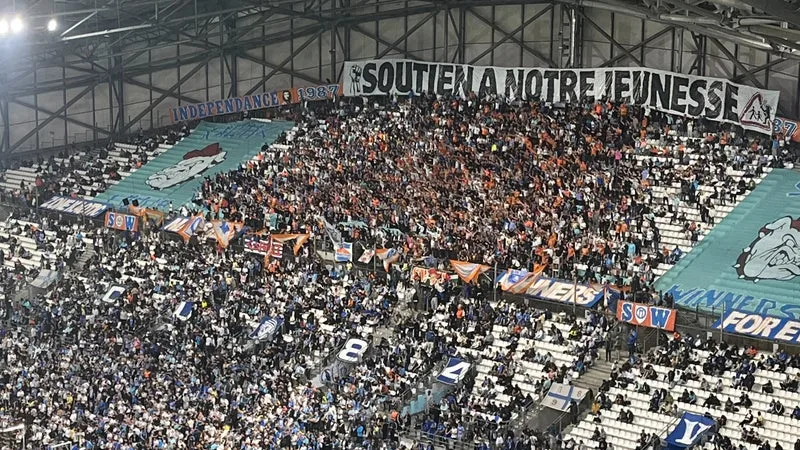 OM-Olympiacos: "Soutien à notre jeunesse", les supporters marseillais solidaires du mouvement lycéen