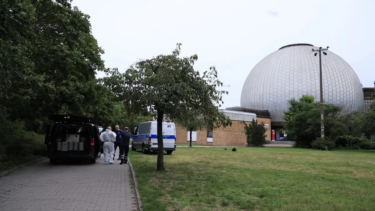 Mordkommission ermittelt in Berlin - Passant entdeckt Frauenleiche am Zeiss-Planetarium