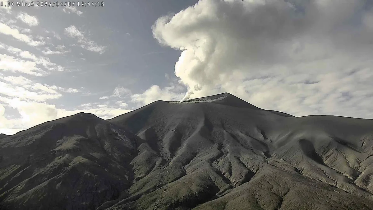 El Servicio Geológico Colombiano mantiene la alerta naranja en el volcán Puracé, tras siete emisiones de ceniza en 24 horas