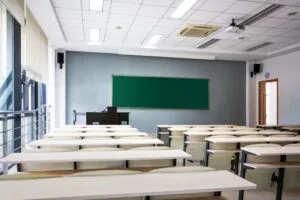 Universidade deve indenizar professor que ficou 20 meses sem aulas e sem salário