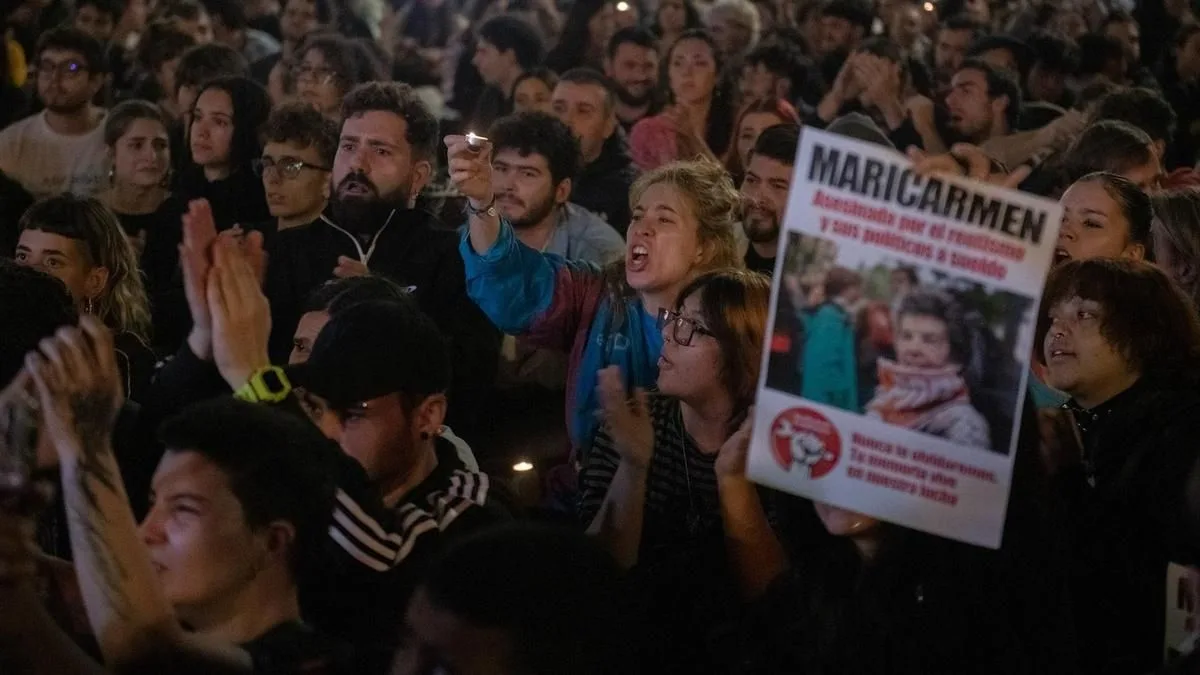 Dolor y rabia en la despedida a Maricarmen, símbolo de la lucha por la vivienda: “No toleramos ni un desahucio más”