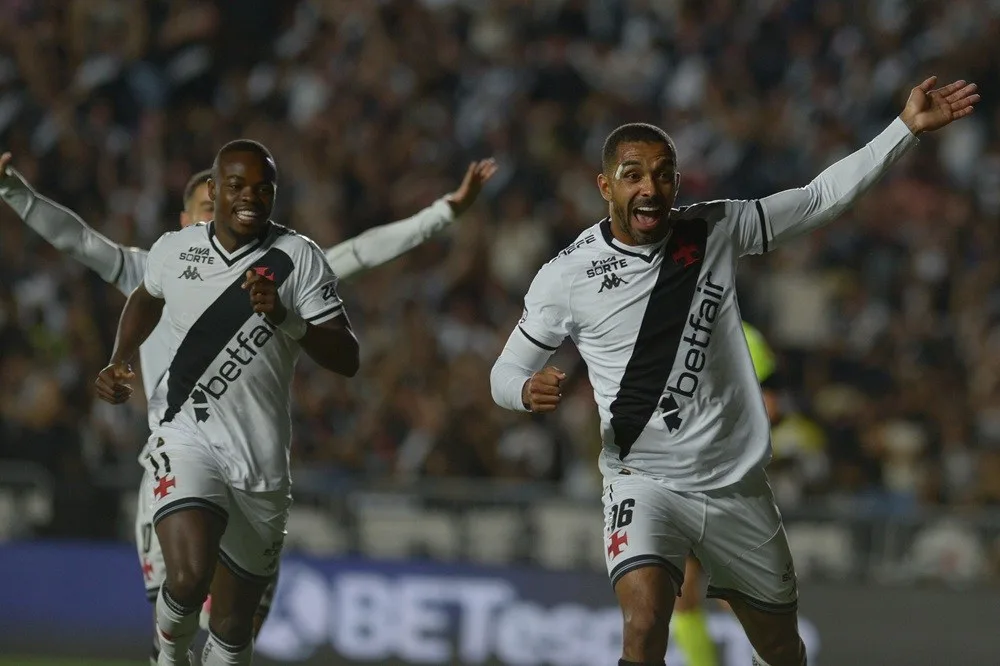 Vasco sai atrás, mas transforma revés em goleada e vai às quartas da Sul-Americana