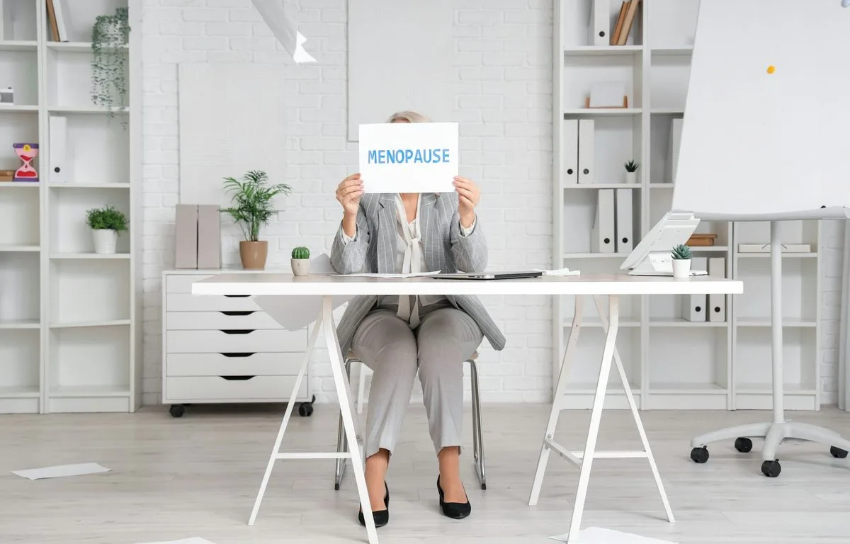 « Tu souffres de bouffées de chaleur ? » La ménopause, ce tabou qui creuse les inégalités au travail