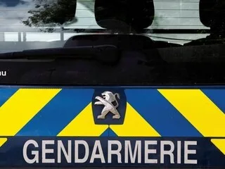 Une enquête ouverte après des jets de projectiles sur un véhicule de la gendarmerie et un camping-car en Mayenne