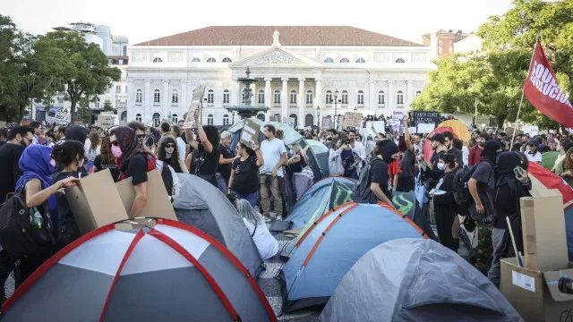 Manifestantes montam tendas e enchem Rossio com cartazes contra o Governo