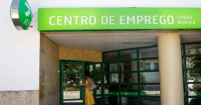 Mais beneficiários de prestações de desemprego face a junho