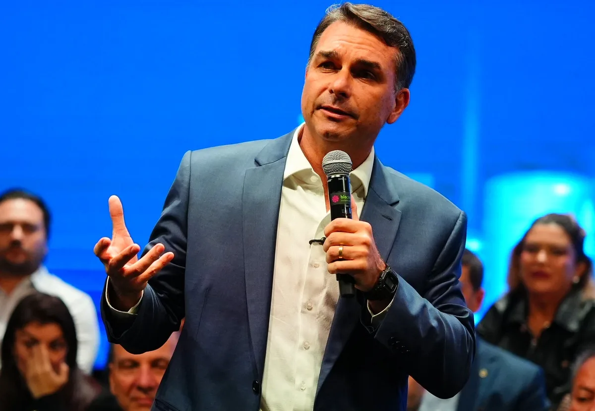 A empresários, Flávio sinaliza revisão da PEC do fim da escala 6x1 se eleito