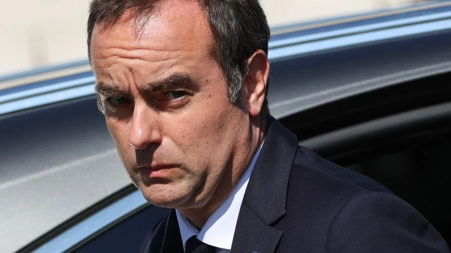 Incendies : le Premier ministre rencontre pompiers et sinistrés au Porge en Gironde
