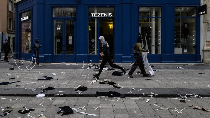 "On a eu super peur": Paris, Lyon, Marseille, Nice... Les commerces des grandes villes pillés lors des manifestations du 17 octobre