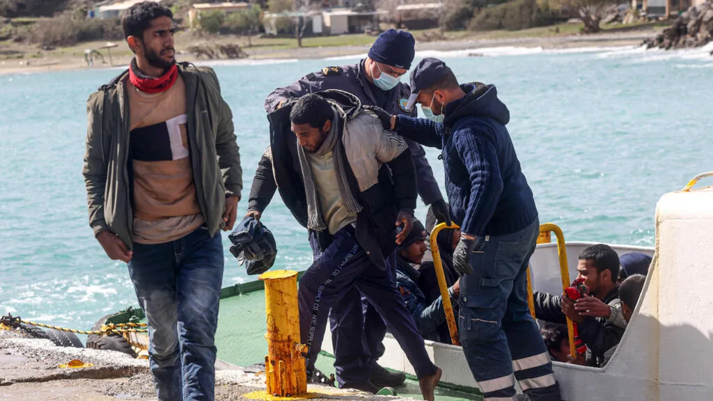Grèce: près de 200 migrants secourus au large de la Crète et transférés vers des îles en mer d'Égée