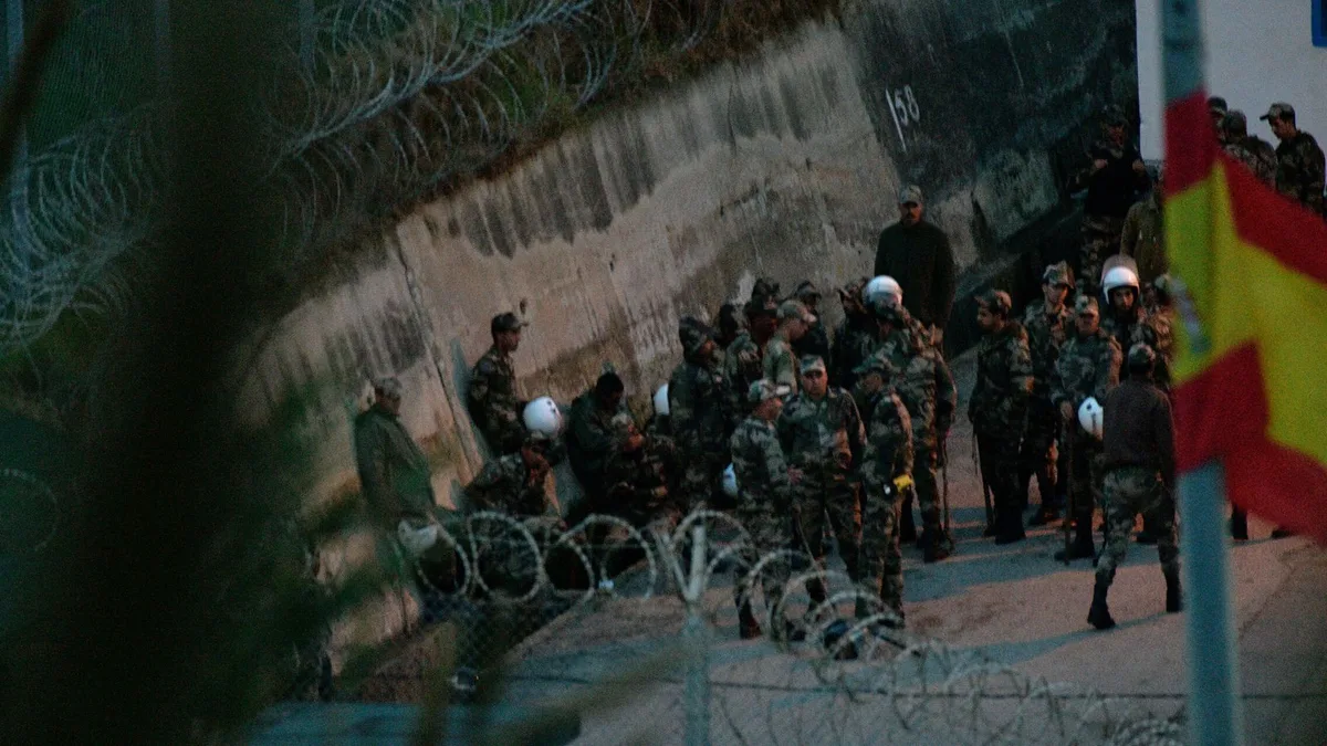 Detenidos 12 migrantes en Ceuta por atacar una patrulla militar y causar lesiones a un soldado
