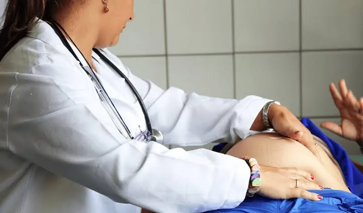 Gremios médicos en alerta por “intrusismo digital” de influencers que desacreditan procedimientos de salud