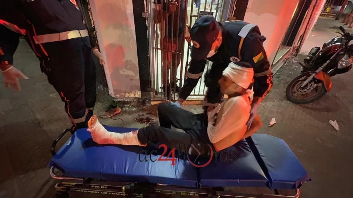 Colombiano sofre agressões com barras de ferro após acusação de roubo
