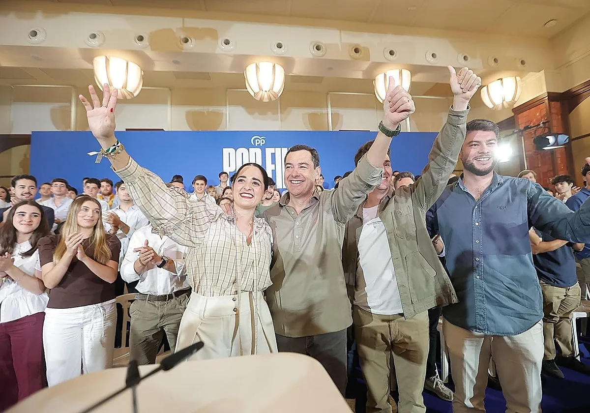 Juanma Moreno pide el voto a los socialistas decepcionados: «A Sánchez ya no le apoyan ni los suyos en Europa»
