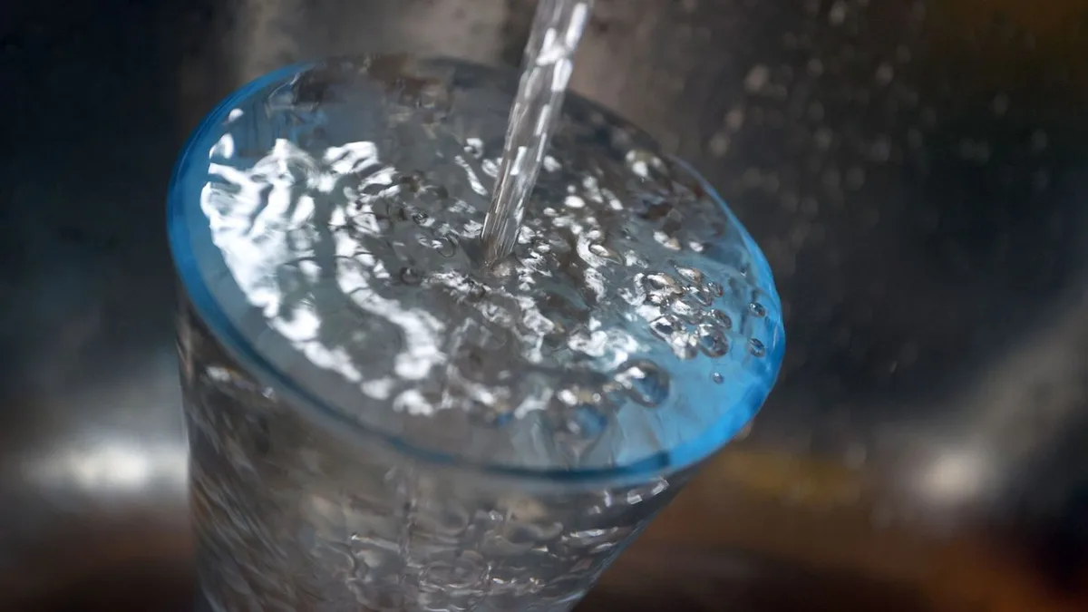 Trinkwasser verunreinigt: Bakterien im Trinkwasser - Diese Regeln gelten für Haushalte