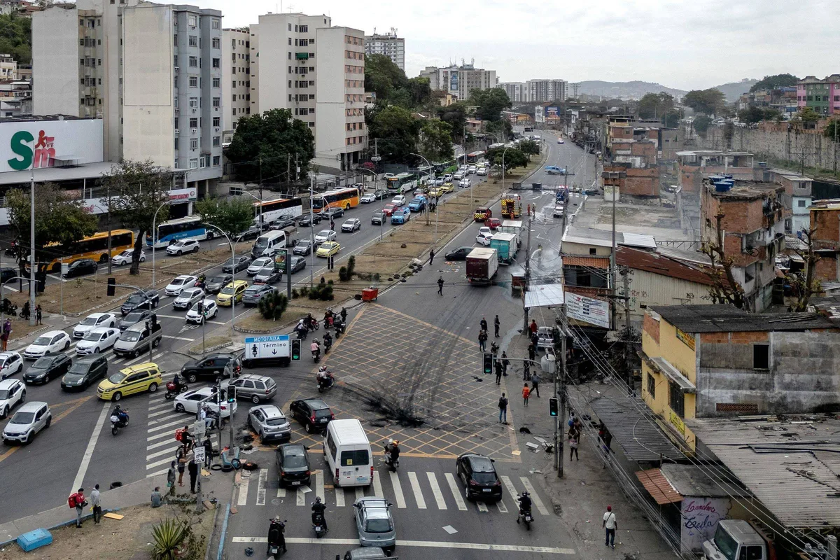 Protesto interdita vias na zona norte do Rio após operação policial na Mangueira