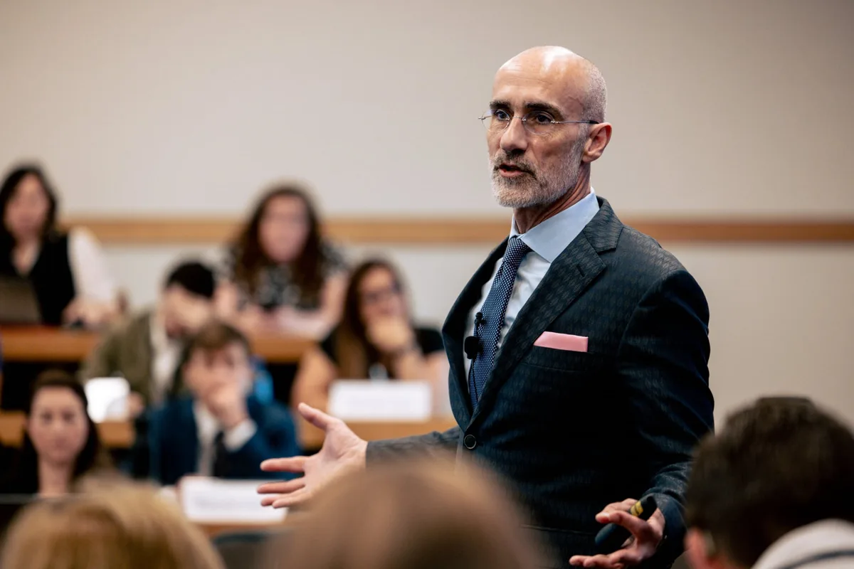 Arthur Brooks, experto de Harvard, de 62 años: “Lo que hacen las personas felices y exitosas en la segunda mitad de sus vidas es pasar de sumar a restar”