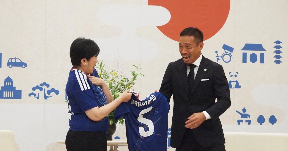 サッカー長友選手、都庁でW杯応援に謝辞 小池知事「ブラボー」