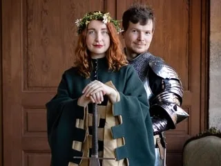Il était « hors budget » : un couple de trentenaires réussit à réaliser son rêve en achetant un château médiéval
