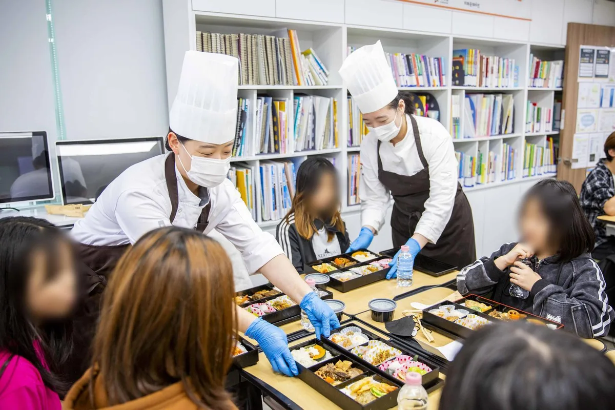 “통전복 갈비찜 담긴 도시락”…아워홈, 추석 맞아 아동센터에 ‘온더고BOX’ 전달