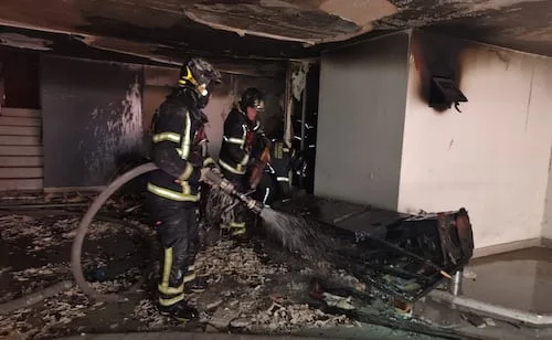 Incendio consume bodega en inmueble deshabitado de Polanco; bomberos sofocan el fuego