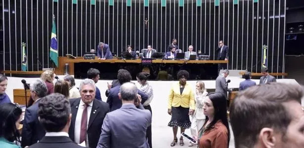 Câmara aprova projeto 'guarda-chuva' que corta tributo de combustível