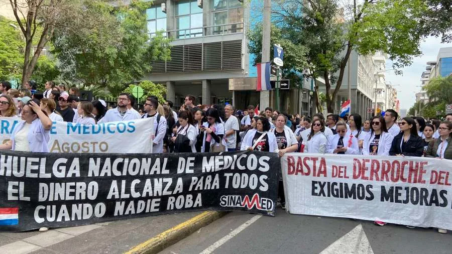 Médicos cumplen cuarto día de huelga para exigir mejoras laborales en Paraguay