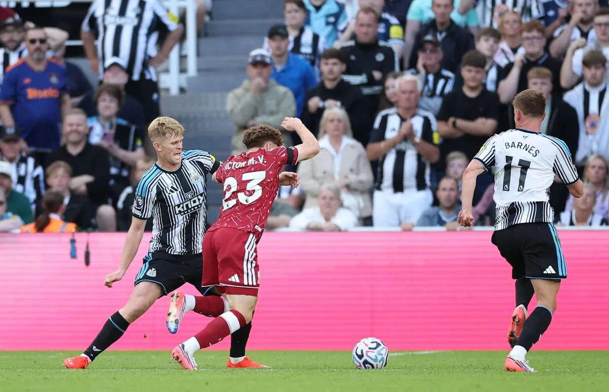 Víctor Muñoz rescató a Liverpool justo cuando Newcastle se frotaba las manos
