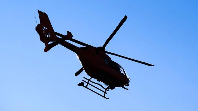Gegen die Windschutzscheibe: Radfahrer prallt frontal auf Bus - schwer verletzt in Klinik