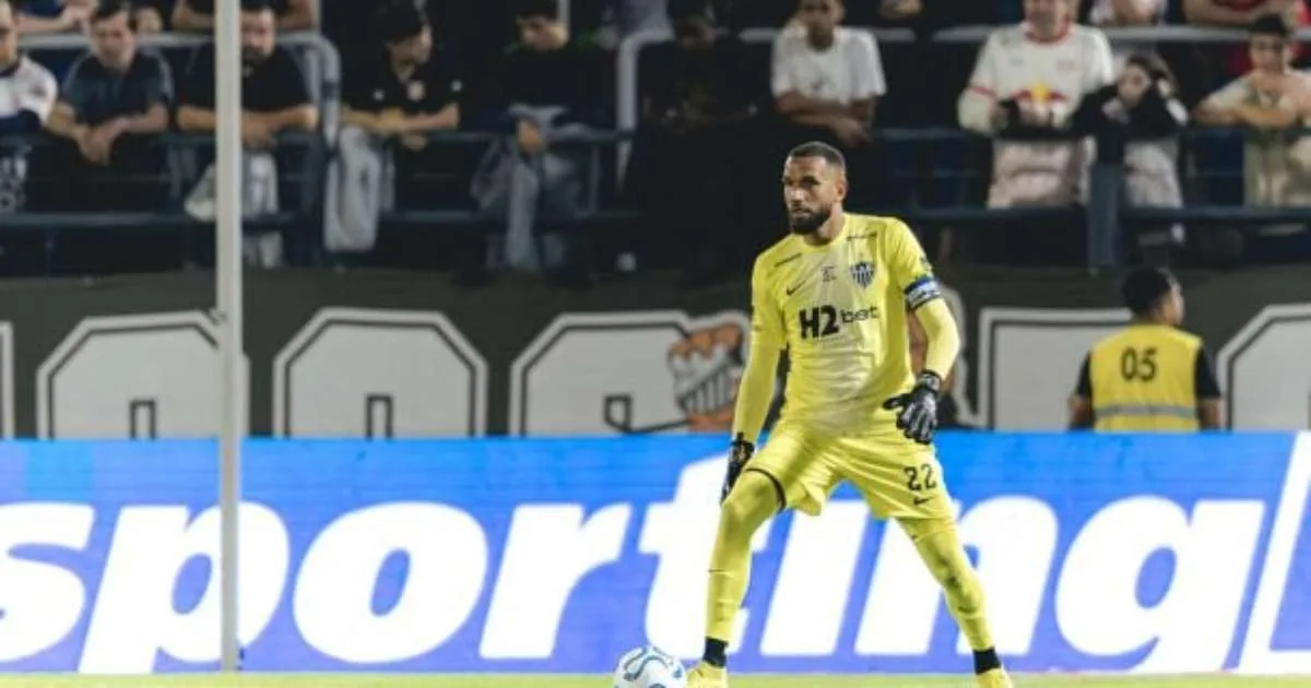 Eduardo Domínguez rasga elogios a Everson: "Um dos melhores do Brasil"