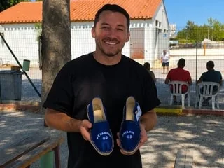 Sa « blague » fait un carton : il invente des espadrilles aimantées pour ramasser les boules de pétanque sans se baisser
