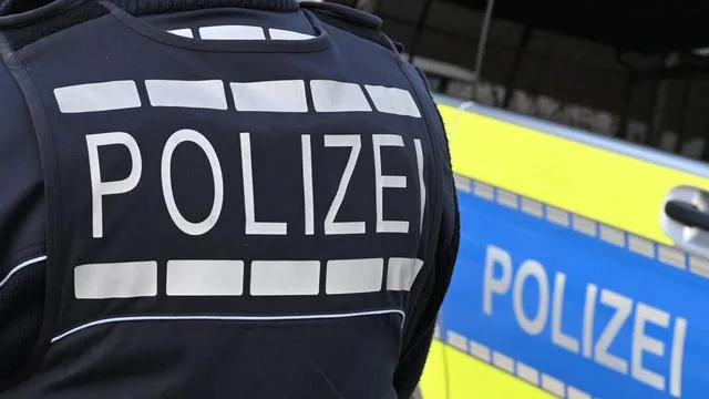 Ohne Fahrerlaubnis: Mit getunten E-Scootern - Teenager flüchten vor Polizei