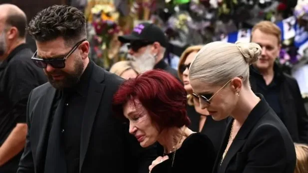 Kelly Osbourne revela que corpo de Ozzy ficou em casa por alguns dias após a morte e explica o motivo Getty / Reprodução/Instagram